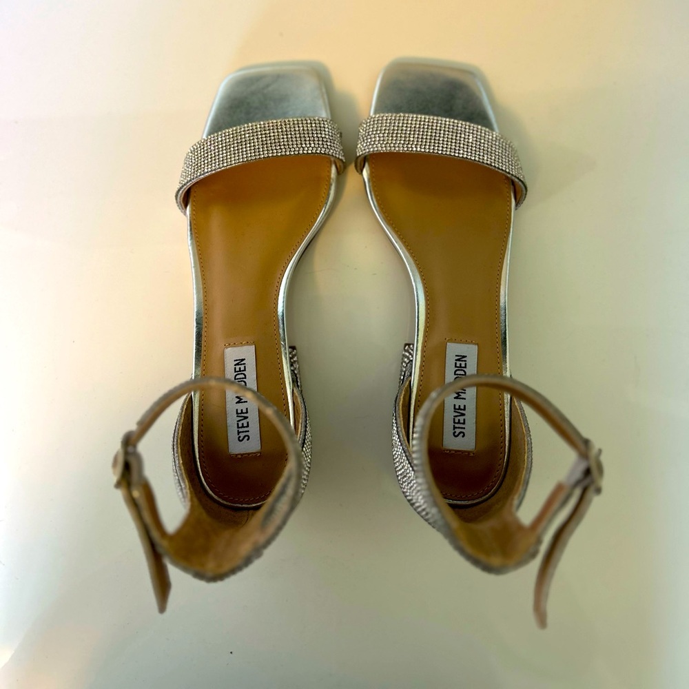 Steve Madden Silver Crystal Flat Sandals – Size 7.5